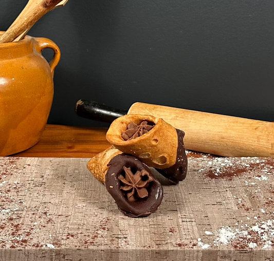 Dolma Bakery Cannoli